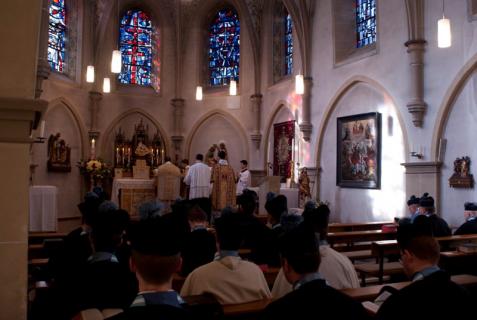 La retraite débutait par une Messe solennelle, célébrée par Mgr Wach, Prieur Général. 